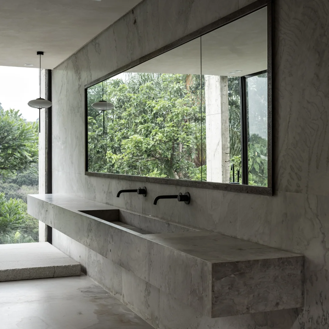 Elegância esculpida pela natureza.A pedra natural transforma esta Suíte Master em um espaço de