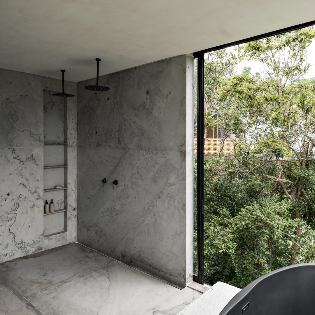 Elegância esculpida pela natureza.A pedra natural transforma esta Suíte Master em um espaço de -2