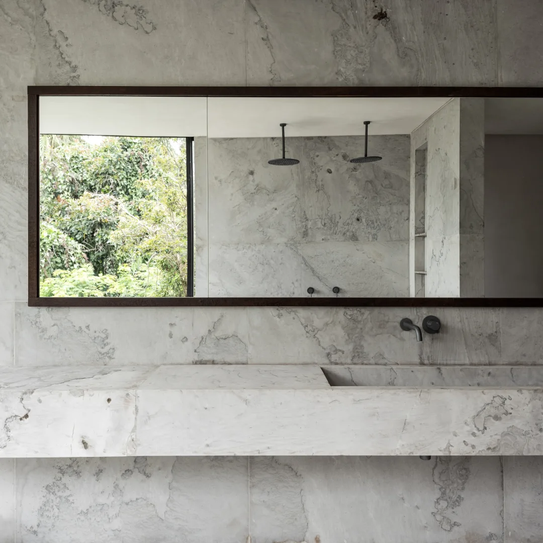 Elegância esculpida pela natureza.A pedra natural transforma esta Suíte Master em um espaço de -3